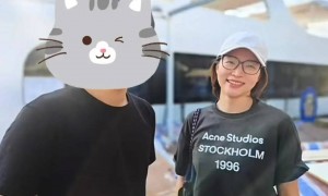 董卿带儿子看网球比赛，她穿旧衣服，状态很好，胳膊上肉肉的胖了