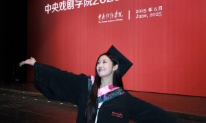 女星李禹熹发文控诉荣梓杉：谈恋爱遭家暴踢踹，男方斥她是私生饭