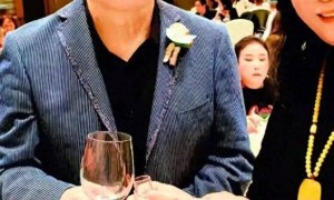 33岁刘欢女儿大婚！染红发纹身很漂亮，父母落泪不舍女儿出嫁