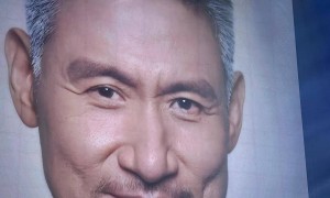 歌神破音！64岁张学友演唱会上含泪道歉，粉丝竟齐喊“不要停”