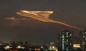 美军这波“秀肌肉”，算是彻底踢到铁板了！刚射完4枚三叉戟导弹想找回面子，中国夜空就亮起“七彩祥云”，一个二次加速直接让西方的算盘落了空