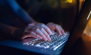 某国企员工长期访问境外反华网站，观看涉我政治谣言视频并下载传播，被依法逮捕，国安部披露细节