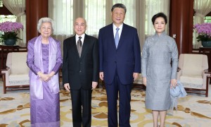 习近平夫妇会见柬埔寨国王西哈莫尼和太后莫尼列