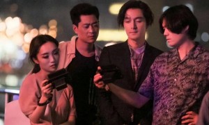 胡歌上海买房被偶遇，头顶秃了一大片，老婆黄曦宁陪同，长相普通