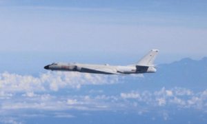 解放军动真格！轰-6K实弹逼近台岛，特朗普直呼危险却回避军事承诺