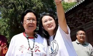 75岁斯琴高娃近照曝光，拄着拐杖消瘦很多，三婚丈夫已去世3年