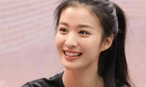 王楚然坐飞机素颜照曝光，网友直言看完彻底治愈容貌焦虑