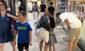 孙燕姿和家人一起逛商场，7岁女儿穿着碎花裙，13岁儿子身材高挑