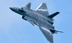 没有航炮的歼20，近战有了更好的武器，机载激光系统已装备歼11