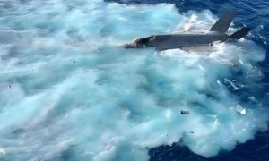 特朗普出访东南亚，美军2架舰载机在南海坠毁，挑衅中国代价太大