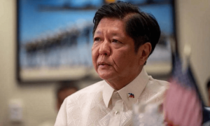 菲船顶着水炮撞击我海警船，菲律宾微妙关头，马科斯又打南海牌转移视线