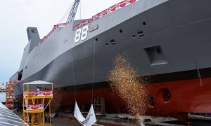 人口不足600万的小国，建造8000吨级大型战舰，新加坡“胜利号”多用途战斗舰亮相