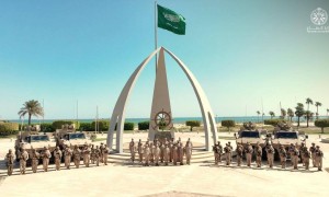 沙巴刚“结盟”，解放军191步枪直指沙漠，沙特军方高调晒合影，新型装备引关注