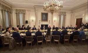 特朗普与比尔盖茨、库克等共进晚餐，重申将对中国等征收可观的芯片关税