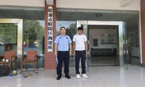 云南一男子驾车别停他人车辆后“亮警察证”，涉嫌非法持有、使用警用标志被行拘