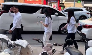 刘强东吃大排档，用塑料大碗喝散装白酒，京圈前女友肠子都悔青了