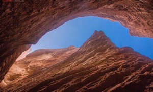 原创
新疆天山大峡谷,干旱无任何植被的地方,地面冒出溪流又神秘消失
